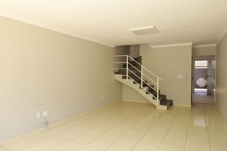 Casa de condomínio à venda com 104m², 3 quartos e 2 vagasSala