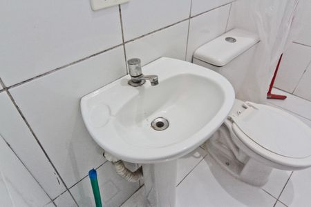 Banheiro de kitnet/studio para alugar com 1 quarto, 35m² em Vila Indiana, São Paulo