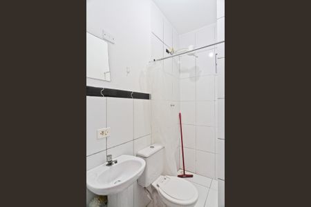 Banheiro de kitnet/studio para alugar com 1 quarto, 35m² em Vila Indiana, São Paulo