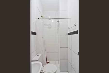 Banheiro de kitnet/studio para alugar com 1 quarto, 35m² em Vila Indiana, São Paulo