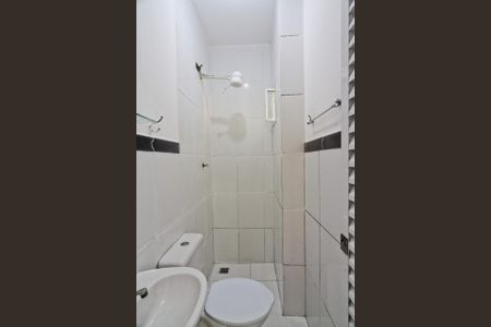 Banheiro de kitnet/studio para alugar com 1 quarto, 35m² em Vila Indiana, São Paulo