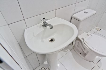 Banheiro de kitnet/studio para alugar com 1 quarto, 35m² em Vila Indiana, São Paulo