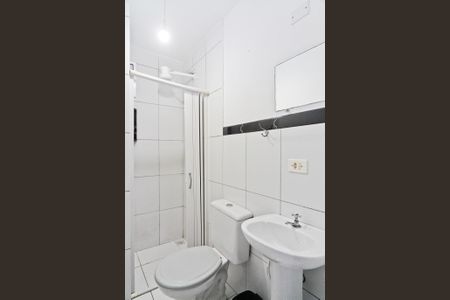 Banheiro de kitnet/studio para alugar com 1 quarto, 34m² em Vila Indiana, São Paulo