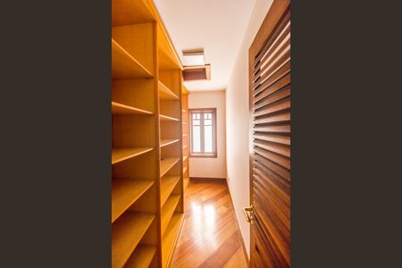 Casa de condomínio à venda com 650m², 6 quartos e 4 vagasCloset