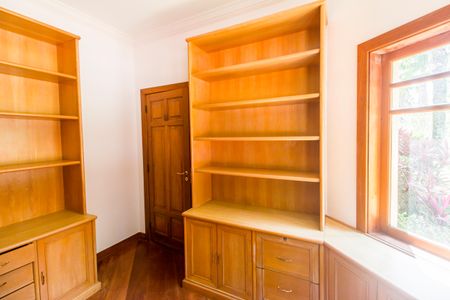 Casa de condomínio à venda com 650m², 6 quartos e 4 vagasEscritório