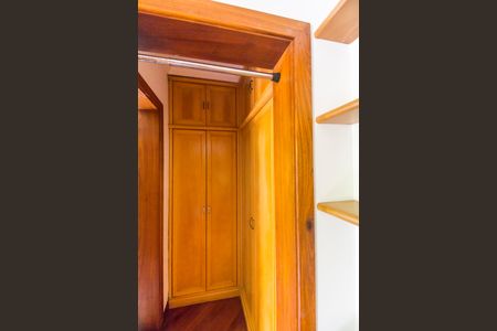 Casa de condomínio à venda com 650m², 6 quartos e 4 vagasCloset da suíte