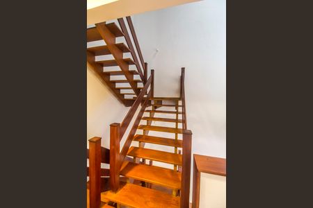 Casa de condomínio à venda com 650m², 6 quartos e 4 vagasEscada