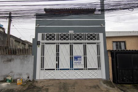 Casa à venda com 216m², 3 quartos e 2 vagas Casa à venda com 216m², 3 quartos e 2 vagasFachada