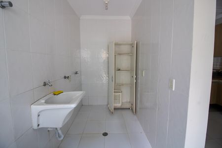 Casa à venda com 216m², 3 quartos e 2 vagas Casa à venda com 216m², 3 quartos e 2 vagasÁrea de Serviço