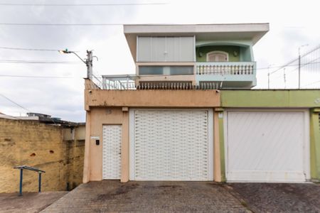 Casa à venda com 170m², 3 quartos e 5 vagas Casa à venda com 170m², 3 quartos e 5 vagasFachada