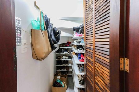 Casa à venda com 170m², 3 quartos e 5 vagas Casa à venda com 170m², 3 quartos e 5 vagasArmário - Escadas