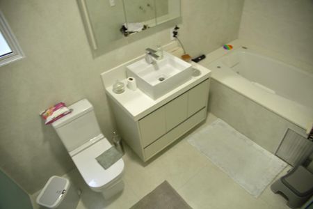 Casa à venda com 212m², 3 quartos e 3 vagasSuíte 1- Banheiro 