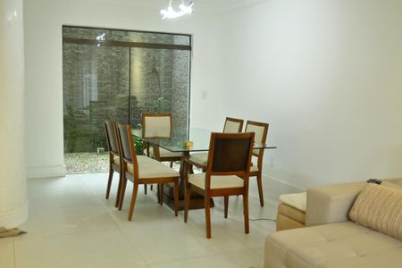 Casa à venda com 212m², 3 quartos e 3 vagasSala