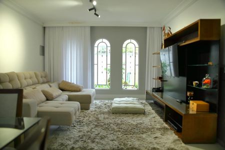Casa à venda com 212m², 3 quartos e 3 vagasSala