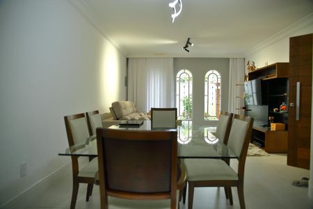 Casa à venda com 212m², 3 quartos e 3 vagasSala