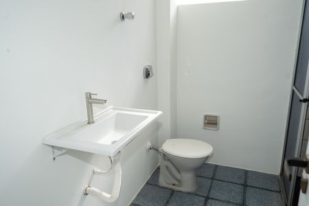 Banheiro de apartamento para alugar com 2 quartos, 85m² em Pque São Sebastião, Porto Alegre