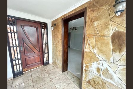 Casa à venda com 269m², 3 quartos e 2 vagas Casa à venda com 269m², 3 quartos e 2 vagasEntrada