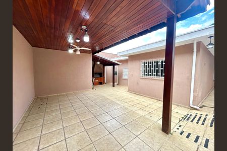 Casa à venda com 269m², 3 quartos e 2 vagas Casa à venda com 269m², 3 quartos e 2 vagasQuintal