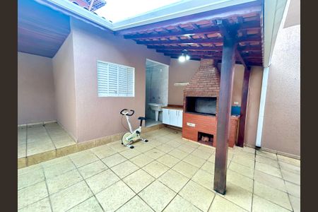 Casa à venda com 269m², 3 quartos e 2 vagas Casa à venda com 269m², 3 quartos e 2 vagasQuintal