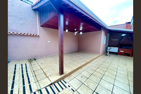 Casa à venda com 269m², 3 quartos e 2 vagas Casa à venda com 269m², 3 quartos e 2 vagasQuintal