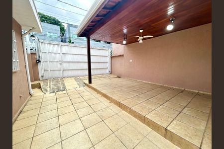 Casa à venda com 269m², 3 quartos e 2 vagas Casa à venda com 269m², 3 quartos e 2 vagasQuintal