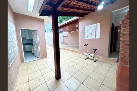 Casa à venda com 269m², 3 quartos e 2 vagas Casa à venda com 269m², 3 quartos e 2 vagasQuintal