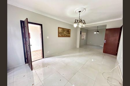 Casa à venda com 269m², 3 quartos e 2 vagas Casa à venda com 269m², 3 quartos e 2 vagasSala