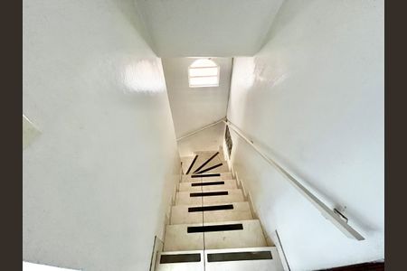 Casa à venda com 200m², 4 quartos e 2 vagasEscada