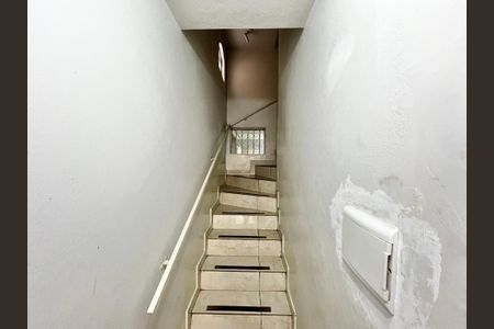 Casa à venda com 200m², 4 quartos e 2 vagasEscada