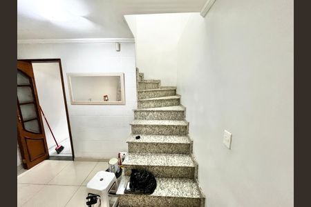 Casa à venda com 200m², 4 quartos e 2 vagasEscada