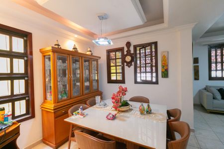 Casa à venda com 3 quartos, 320m² em Planalto, Belo Horizonte