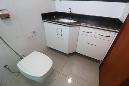 Apartamento para alugar com 140m², 3 quartos e 2 vagasBanheiro do Quarto 2