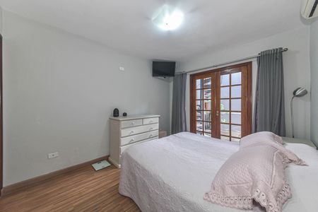 Casa à venda com 220m², 3 quartos e 2 vagas Casa à venda com 220m², 3 quartos e 2 vagasSuite