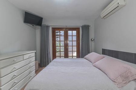 Casa à venda com 220m², 3 quartos e 2 vagasSuite