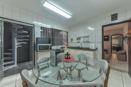 Casa à venda com 220m², 3 quartos e 2 vagas Casa à venda com 220m², 3 quartos e 2 vagasCozinha
