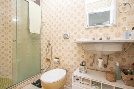 Banheiro  de apartamento para alugar com 2 quartos, 70m² em Higienópolis, Porto Alegre