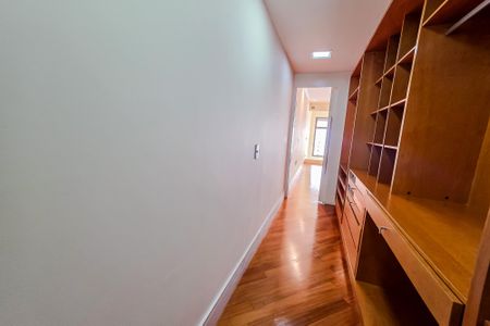 Apartamento à venda com 169m², 2 quartos e 3 vagas Apartamento à venda com 169m², 2 quartos e 3 vagasCloset