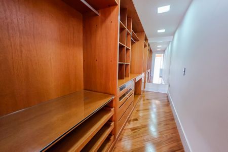 Apartamento à venda com 169m², 2 quartos e 3 vagas Apartamento à venda com 169m², 2 quartos e 3 vagasCloset