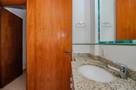 Banheiro de apartamento para alugar com 1 quarto, 45m² em Floresta, Porto Alegre