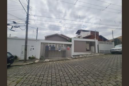 Casa para alugar com 270m², 3 quartos e 4 vagasFachada do imóvel com placa QuintoAndar