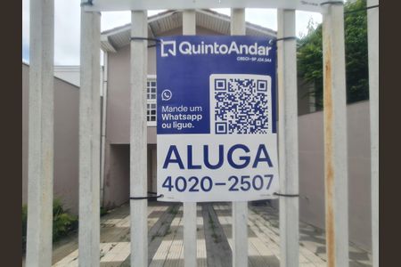 Casa para alugar com 270m², 3 quartos e 4 vagasFachada do imóvel com placa QuintoAndar