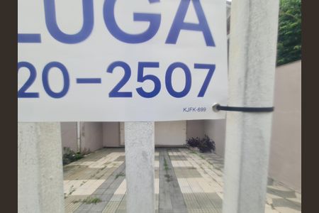 Casa para alugar com 270m², 3 quartos e 4 vagasFachada do imóvel com placa QuintoAndar