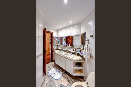 Apartamento à venda com 330m², 4 quartos e 4 vagasBanheiro da Suíte 1