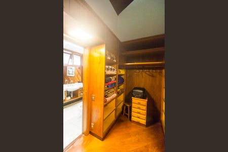 Casa de condomínio à venda com 650m², 5 quartos e 8 vagasCloset da Suíte 1