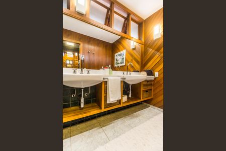 Casa de condomínio à venda com 650m², 5 quartos e 8 vagasBanheiro da Suíte 1