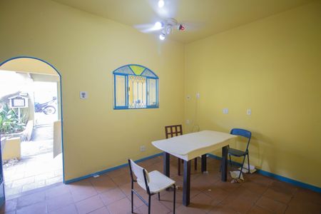 Sala de casa para alugar com 2 quartos, 60m² em Jardim Nova República, São Gonçalo