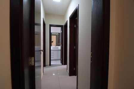 Corredor de apartamento para alugar com 3 quartos, 88m² em Santa Maria, Uberlândia