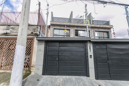 Casa à venda com 205m², 4 quartos e 2 vagas Casa à venda com 205m², 4 quartos e 2 vagasFachada