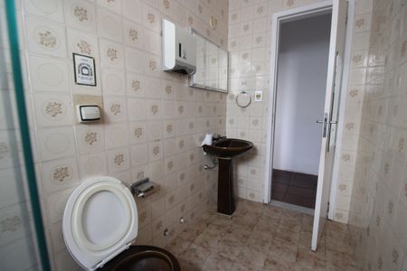 Casa para alugar com 225m², 3 quartos e 5 vagasBanheiro social