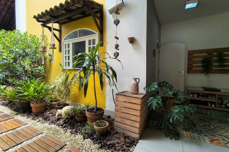 Casa de condomínio para alugar com 306m², 3 quartos e 2 vagasQuintal